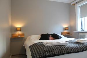 凯夫拉维克Reynisstaðir的一间卧室配有一张床,上面有两条毛巾