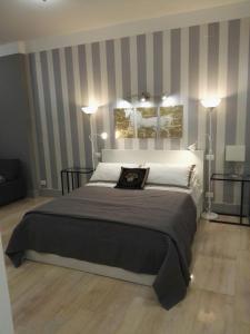佩斯卡拉B&B Pescara Centro Luxury Suite的一间卧室配有一张大床和两盏灯