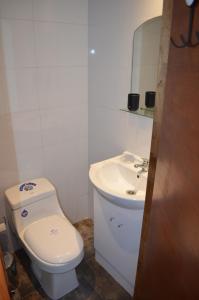 卡尔德拉Departamento Bahia Caldera的浴室配有白色卫生间和盥洗盆。