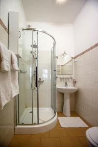 锡吉什瓦拉马度尔之家公寓的带淋浴和盥洗盆的浴室
