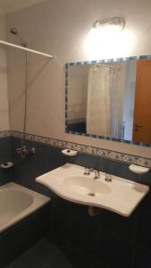 普埃洛湖Hosteria Tres Picos的浴室配有盥洗盆、镜子和浴缸