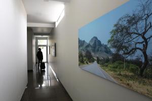 皮乌拉秘鲁卡萨安迪娜酒店的站在走廊上看窗户的人