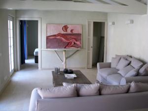 圣特罗佩Maison RR的客厅配有沙发和桌子