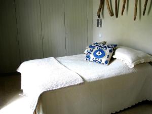 圣特罗佩Maison RR的白色的床和蓝色的白色枕头
