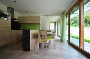 卡斯泰尔贝洛Panoramahof的厨房设有绿色的墙壁和桌椅