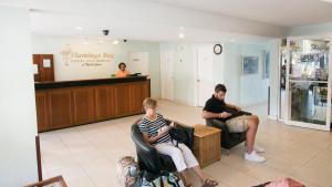 自由港市弗拉明戈湾和滨海酒店的几个坐在等候室椅子上的人