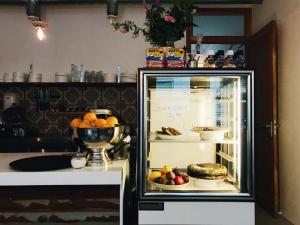 阿纳姆Hotel Karel的厨房配有装满水果和蔬菜的冰箱