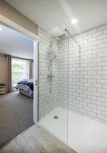 红山达林顿阿姆斯宾馆的带淋浴的浴室和玻璃门
