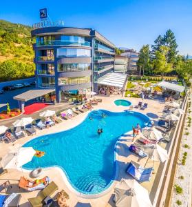 奥赫里德Laki Hotel & Spa的享有酒店游泳池的顶部景色
