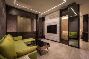 Jiuru欧阁汽车旅馆 - 屏东馆的带沙发和电视的客厅