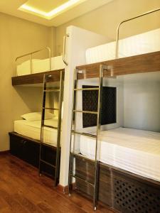 芽庄胡同旅馆 的带两张双层床的客房和铺有木地板的客房