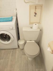 乐巴凯尔斯Appartement Romantic Sea的一间带卫生间和洗衣机的浴室