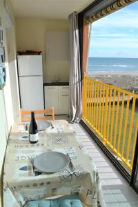 乐巴凯尔斯Appartement Romantic Sea的海景阳台上的桌子