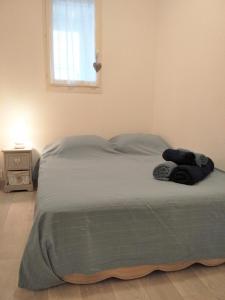 乐巴凯尔斯Appartement Romantic Sea的一间卧室,床上放着两只动物