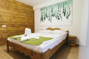 卡夫尼克超级滑雪场酒店的一间卧室配有一张木墙床