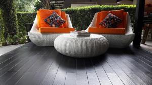 甲米镇The Fong Krabi resort的三把椅子、橙色靠垫和一张桌子
