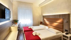 米兰伽玛酒店的酒店客房带两张床和红色长凳
