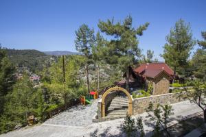 SpiliaRicky Chalet Near Troodos的从山顶上看房子