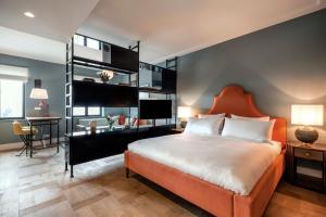 阿姆斯特丹The July - Twenty Eight的一间卧室配有一张带橙色床头板的大床