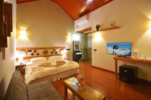 乌库拉斯武库拉斯海滩别墅的一间卧室,卧室内配有一张大床