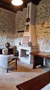 菲乌梅夫雷多布鲁齐奥Residenza d'Epoca Borgodifiume的客厅设有壁炉和桌子