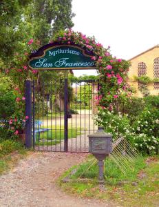 巴斯基里奥Agriturismo Borgo San Francesco的花园前有标志的大门