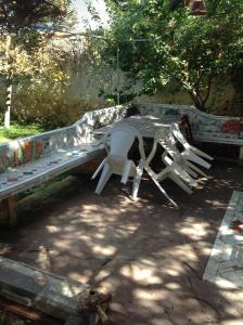 UsiniL'Antica Cantina的桌椅坐在长凳旁