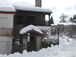 KríkellonGuesthouse Ariadni的雪覆盖的房屋,屋顶