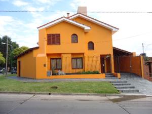 萨尔塔Casa en B° Tres Cerritos, Salta Capital. Alquiler Temporal的街道边的黄色房子