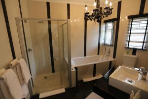 温特和克维拉莫灵加宾馆的一间带玻璃淋浴和水槽的浴室