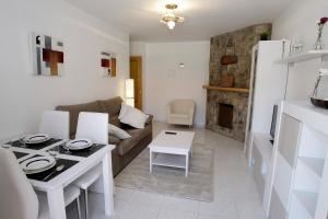 莫利诺斯德杜埃罗Apartamento junto al Duero en la Sierra de Urbión的客厅配有沙发和桌子