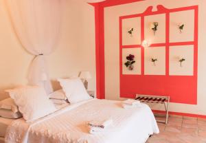 勒托尔Gite des Carmes and Spa的卧室配有一张墙上鲜花的床
