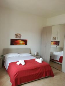 伯吉维奇Casa Sole e Vento的一间卧室配有一张床,上面有两条毛巾