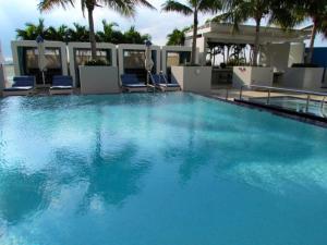 2 BR W Residences Ft. Lauderdale内部或周边的泳池