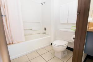 安纳海姆莫拉达宾馆的浴室配有白色卫生间、浴缸和水槽。