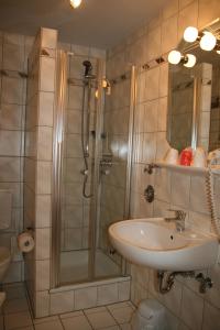 汉堡Albertus Paris Aparthotel的带淋浴和盥洗盆的浴室