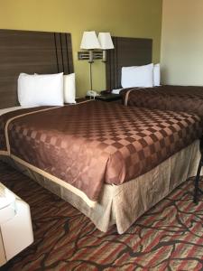 西门罗西门罗美国最有价值旅馆的一间酒店客房,房间内设有两张床