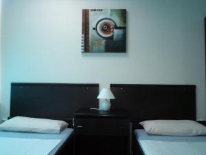 斯科普里乡村汽车旅馆的卧室配有两张床,墙上挂着一幅画