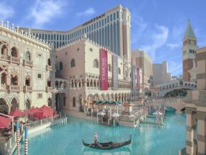 拉斯维加斯The Venetian® Resort Las Vegas的商场中间的缆车