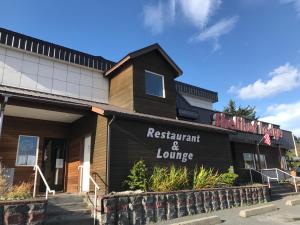 科迪亚克Shelikof Lodge的餐厅和休息室大楼,上面标有餐厅和休息室的标志