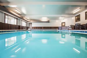 麦考尔第三街酒店的大楼内的一个蓝色海水游泳池