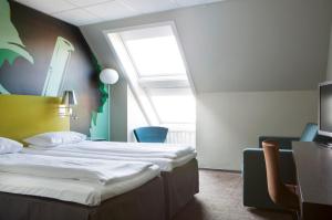 克里斯蒂安桑克里斯蒂安桑康福特茵酒店的酒店客房设有两张床和窗户。