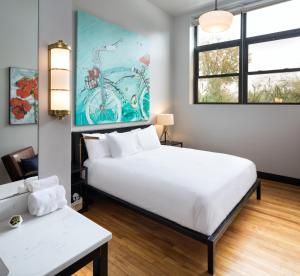 Grinnell格林内尔酒店 的卧室设有一张白色大床和一扇窗户。