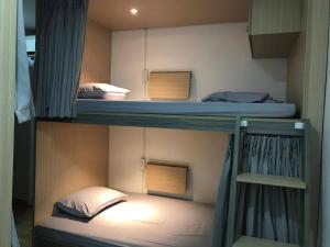 胡志明市Usagiyah Hotel & Guest House的宿舍间设有两张双层床,配有一张床