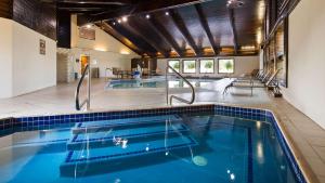弗林特弗林特机场套房贝斯韦斯特优质酒店的游泳池,位于带游泳池的建筑内