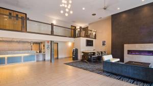 弗林特弗林特机场套房贝斯韦斯特优质酒店的设有一个配有楼梯的大堂和一间客厅。