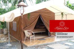 库德岛库德岛卡马斯里旅馆的一个带椅子和红色标志的帐篷