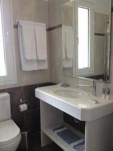 弗隆塔多斯珍珠湾公寓式酒店的一间带水槽、卫生间和镜子的浴室