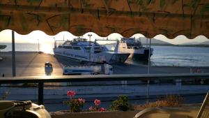 伊古迈尼察Hotel Oscar的停靠在码头的几艘船
