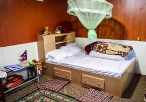 PatlekhetPatlekhet Community Homestay的儿童卧室内的一张小床